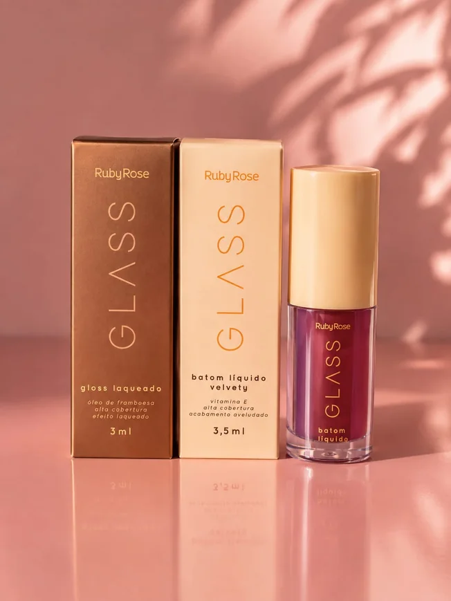 Batom líquido Glass Ruby Rose com as caixas ao lado, sobre fundo rosa